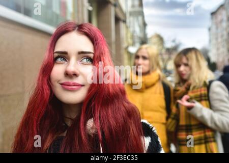 Selbstbewusstes Teenager-Mädchen ignoriert eifersüchtige Menschen, die Klatsch hinter ihrem Rücken verbreiten. Stoppen Mobbing. Soziale Fragen Stockfoto