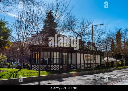 Madrid, Spanien - 14. Februar 2021: Cafe el Espejo in Paseo de Recoletos. Es ist ein Jugendstil-Pavillon mit Terrasse in Mail Boulevard von Madrid Stockfoto