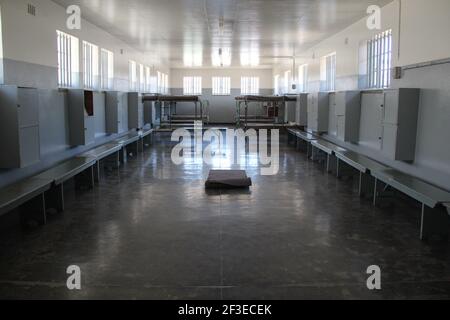 Eine Gemeinschaftszelle im ehemaligen Gefängnis auf Robben Island vor der Küste von Kapstadt, Südafrika. Stockfoto