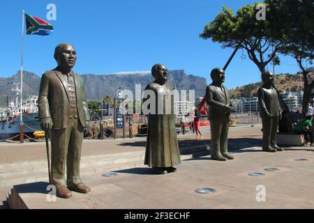 Statuen von Nkosi Albert Luthuli, emeritierter Erzbischof Desmond Tutu, Fw de Klerk und Nelson Mandela auf dem Nobel Square, Kapstadt, Südafrika Stockfoto