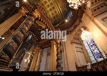 Der Hochaltar und die Apsis in der St. Paul's Cathedral in London, Großbritannien Stockfoto