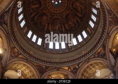 Das Kuppelinnere in der St Paul's Cathedral in London, Großbritannien Stockfoto