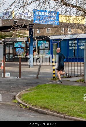 Blagreaves Lane, Derby März 14 2021: Ein Läufer in der Blagreaves Lane Bereich von Derby Stockfoto