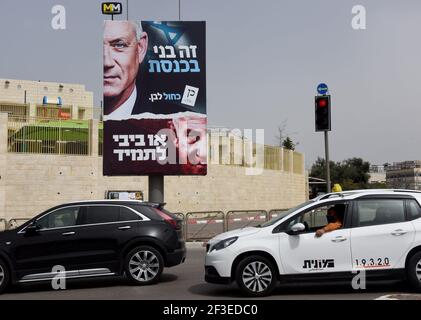 Jerusalem, Israel. März 2021, 15th. Autos passieren am Montag, den 15. März 2021, in Jerusalem eine Plakatwand für den Führer der Blauen und Weißen Partei, Benny Gantz (oben) und seinen rivalisierenden Premierminister Benjamin Netanjahu (unten). Netanjahu steht vor seiner vierten Wiederwahl seit zwei Jahren, als Israelis am 23. März an die Urnen gehen. Foto von Debbie Hill/UPI Kredit: UPI/Alamy Live Nachrichten Stockfoto