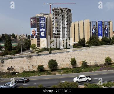 Jerusalem, Israel. März 2021, 15th. Ein Wahlbanner für die Likud-Partei zeigt ihren Führer, Premierminister Benjamin Netanjahu (unten), mit Oppositionsführer Yair Lapid (oben} hängen an einem Gebäude in Jerusalem am Montag, 15. März 2021. Netanjahu steht vor seiner vierten Wiederwahl seit zwei Jahren, als Israelis am 23. März an die Urnen gehen. Foto von Debbie Hill/UPI Kredit: UPI/Alamy Live Nachrichten Stockfoto