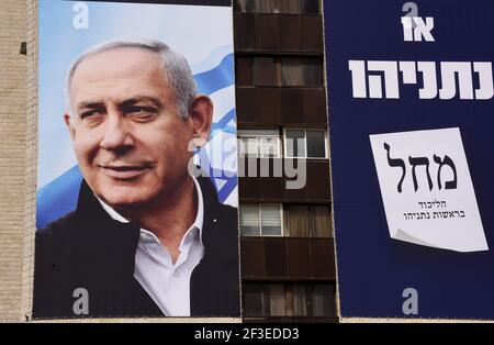 Jerusalem, Israel. März 2021, 15th. Ein Wahlbanner für die Likud-Partei zeigt am Montag, den 15. März 2021, ihren Führer, Premierminister Benjamin Netanjahu auf einem Gebäude in Jerusalem. Netanjahu steht vor seiner vierten Wiederwahl seit zwei Jahren, als Israelis am 23. März an die Urnen gehen. Foto von Debbie Hill/UPI Kredit: UPI/Alamy Live Nachrichten Stockfoto