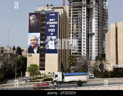 Jerusalem, Israel. März 2021, 15th. Ein Wahlbanner für die Likud-Partei zeigt ihren Führer, Premierminister Benjamin Netanjahu (unten), mit Oppositionsführer Yair Lapid (oben} hängt an einem Gebäude in Jerusalem am Montag, 15. März 2021. Netanjahu steht vor seiner vierten Wiederwahl seit zwei Jahren, als Israelis am 23. März an die Urnen gehen. Foto von Debbie Hill/UPI Kredit: UPI/Alamy Live Nachrichten Stockfoto