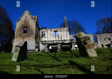 Blick auf die Ruinen der mittelalterlichen Steinkirche St. Bridgets am Ufer der Dalgety Bay in Fife. Stockfoto