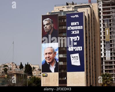 Ein Wahlbanner für die Likud-Partei zeigt ihren Führer, Premierminister Benjamin Netanjahu (unten), mit Oppositionsführer Yair Lapid (oben} hängt an einem Gebäude in Jerusalem am Montag, 15. März 2021. Netanjahu steht vor seiner vierten Wiederwahl seit zwei Jahren, als Israelis am 23. März an die Urnen gehen. Foto von Debbie Hill/UPI Stockfoto