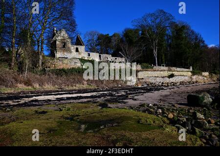Blick auf die Ruinen der mittelalterlichen Steinkirche St. Bridgets am Ufer der Dalgety Bay in Fife. Stockfoto