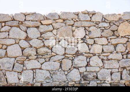 Trockensteinmauer in einer ländlichen Gegend Sardiniens Stockfoto