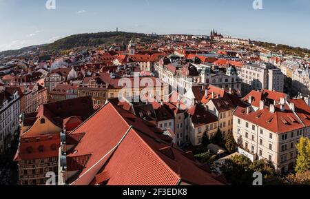 Prag rote Dächer und Dutzend Türme der historischen Altstadt von Prag. Stadtbild von Prag an einem sonnigen Tag. Rote Dächer und Türme Stockfoto