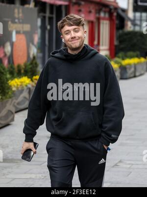 Roman Kemp hat gesehen, wie er von seiner Capital FM-Show in den Global Radio Studios in London ausging. (Foto von Brett Cove / SOPA Images/Sipa USA) Stockfoto