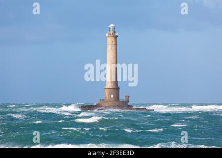 Goury Lighthouse in Cap de la Hague während eines Wintersturms. Halbinsel Cotentin, Normandie, Frankreich Stockfoto