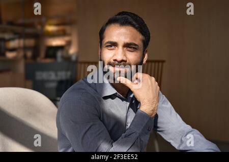 Porträt eines jungen nachdenklichen indischen Geschäftsmann Executive wegschauen träumen. Stockfoto