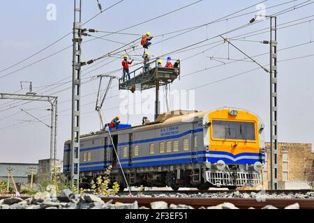 Beawar, Rajasthan, Indien, 16. März 2021: Arbeiter testen elektrische Drähte auf dem Delhi-Mumbai Bahnkorridor, in Beawar. Kredit: Sumit Saraswat/Alamy Live Nachrichten Stockfoto