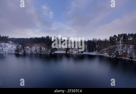 Landschaftlich schöner Blick auf einen See im Winter Stockfoto