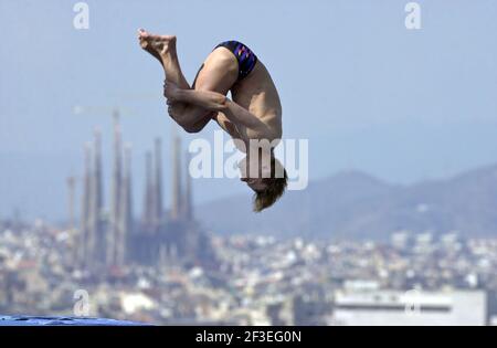 Tauchweltmeisterschaft von der zehn Meter langen Panoramaplattform und der Kathedrale Sagrada Familia im Hintergrund in Barcelona, Spanien. Stockfoto