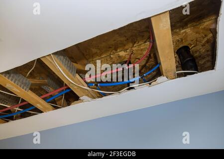 Reparatur der Rohrleitung mit einem undichten Rohr in einer Decke Stockfoto