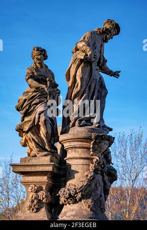 Statuen in der Karlsbrücke (Karluv Most) - schöner sonniger Tag Stockfoto