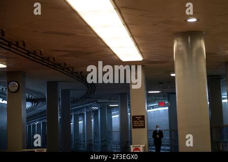 Washington, Vereinigte Staaten Von Amerika. März 2021, 16th. Der Senator der Vereinigten Staaten, Richard Blumenthal (Demokrat von Connecticut), macht sich am Dienstag, den 16. März 2021, durch die Senatsbahn auf den Weg zur Wahl im US-Kapitol in Washington, DC. Quelle: Rod Lampey/CNP Credit: dpa/Alamy Live News Stockfoto