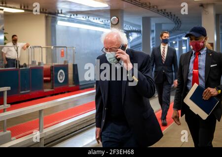 US-Senator Bernie Sanders (Independent of Vermont) macht seinen Weg durch die Senatsbahn für eine Abstimmung im US-Kapitol in Washington, DC, Dienstag, 16. März 2021. Kredit: Rod Lampey/CNP /MediaPunch Stockfoto