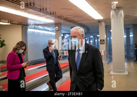 US-Senator Ron Johnson (Republikaner von Wisconsin) macht seinen Weg durch den Senat U-Bahn für eine Abstimmung im US-Kapitol in Washington, DC, Dienstag, 16. März 2021. Kredit: Rod Lampey/CNP /MediaPunch Stockfoto