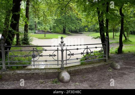 Blick auf den Fluss - Eisbach - München in Bayern Stockfoto