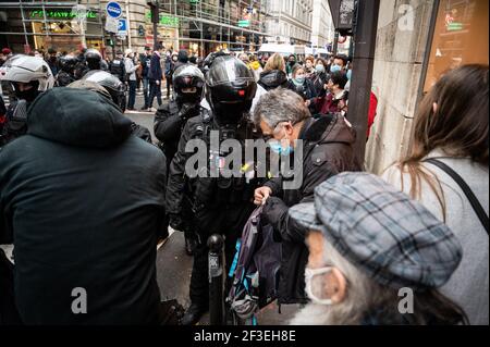 Paris, france16. März 2021,die Brigade Motorized Violent Action Repression (BRAV) führt eine Durchsuchung am Ausgang der Prozession während der Demonstration vor dem Senat gegen das Globale Sicherheitsgesetz in Paris am 16. März 2021 durch. Stockfoto