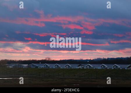 Rye, East Sussex, Großbritannien. März 2021, 16. UK Wetter: Schöner roter Sonnenuntergang im Rye Harbour Nature Reserve. Foto-Kredit: Paul Lawrenson/Alamy Live Nachrichten Stockfoto