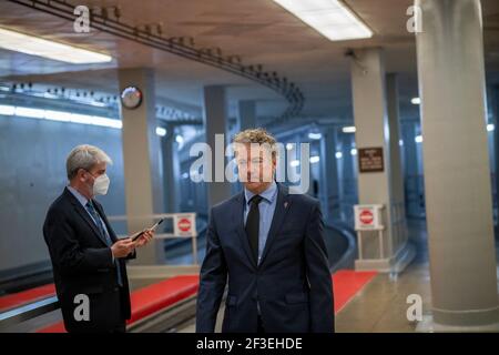 US-Senator Rand Paul (Republikaner von Kentucky) macht seinen Weg durch den Senat U-Bahn für eine Abstimmung im US-Capitol in Washington, DC, Dienstag, 16. März 2021. Kredit: Rod Lampey/CNP /MediaPunch Stockfoto