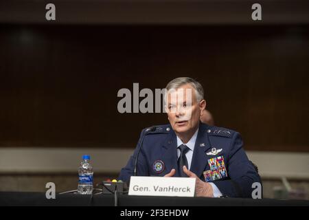 General Glen D. VanHerck, USAF, Commander, United States Northern Command und North American Aerospace Defence Command erscheinen während einer Anhörung des Senatsausschusses für bewaffnete Dienste, um das United States Southern Command und das United States Northern Command im Dirksen-Senat zu untersuchen, um den Antrag auf Genehmigung der Verteidigung für das Geschäftsjahr 2022 und das zukünftige Verteidigungsprogramm zu prüfen Bürogebäude in Washington, DC, Dienstag, 16. März 2021. Foto von Rod Lampey / CNP/ABACAPRESS.COM Stockfoto