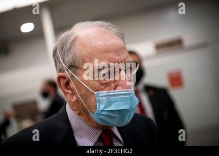 US-Senator Chuck Grassley (Republikaner von Iowa) macht seinen Weg durch die Senatsbahn für eine Abstimmung im US-Kapitol in Washington, DC, Dienstag, 16. März 2021. Kredit: Rod Lampey/CNP /MediaPunch Stockfoto