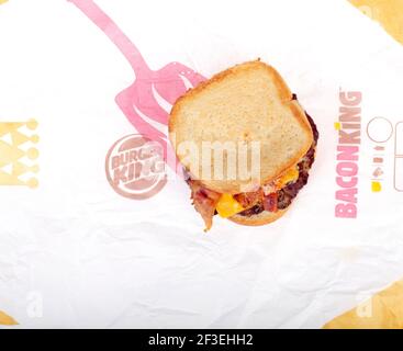 Burger King Bacon King Sourdough Cheeseburger Sandwich auf Wrapper Stockfoto