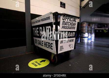 Ein allgemeiner Blick auf einen leeren offiziellen Spieltag Programmwagen vor dem Sky Bet Championship Spiel im Pride Park, Derby. Bilddatum: Dienstag, 16. März 2021. Stockfoto