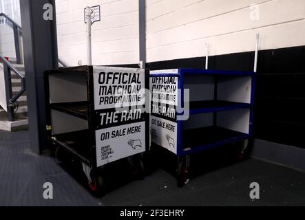 Ein allgemeiner Blick auf leere offizielle Spieltag Programm Trolleys vor dem Sky Bet Championship Spiel im Pride Park, Derby. Bilddatum: Dienstag, 16. März 2021. Stockfoto