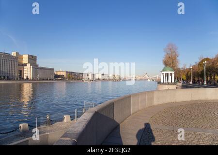 Die Rotunde auf dem Puschkinskaja-Damm im Gorki-Park in Moskau, Russland (Architekt M. F. Kazakov gebaut im frühen neunzehnten Jahrhundert) Stockfoto