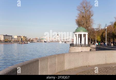 Die Rotunde auf dem Puschkinskaja-Damm im Gorki-Park in Moskau, Russland (Architekt M. F. Kazakov gebaut im frühen neunzehnten Jahrhundert) Stockfoto