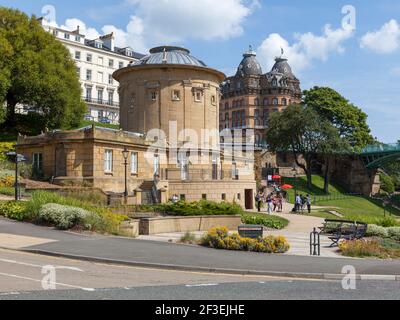 Sonnige Sommeransicht des Rotunda Museums in Scarborough, North Yorkshire, das eine wichtige geologische Sammlung hat Stockfoto