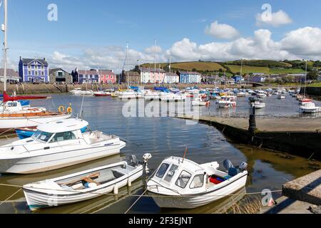 Farbenfrohe Hütten am Hafen in Aberaeron, Ceredigion, Wales Stockfoto