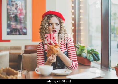 Traurige Frau mit Smartphone in der Stadt Straßencafé Stockfoto