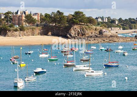 Boote in Habour und Castle Château du Nessay in Saint Briac sur Mer - Bretagne, Ille-et-Vilaine, Frankreich Stockfoto