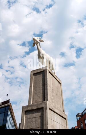 I Goat Statue von Kenny Hunter, Bishop's Square, Spitalfields, London, Großbritannien Stockfoto