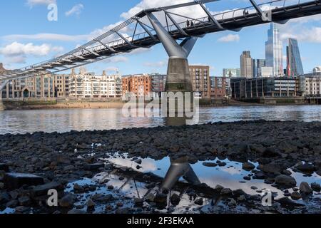 Millennium Bridge, River Thames, London, Großbritannien Stockfoto