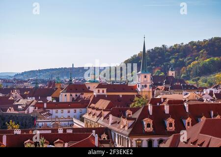 Prag rote Dächer und Dutzend Türme der historischen Altstadt von Prag. Stadtbild von Prag an einem sonnigen Tag. Rote Dächer und Türme Stockfoto
