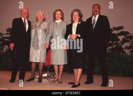 Retrospektive über das Leben der ehemaligen First Lady, Lady Bird Johnson während ihrer Jahre in Texas nach dem Tod des ehemaligen Präsidenten Lyndon Baines Johnson am 22. Januar 1973. Dieses undatierte Foto zeigt (von links nach rechts) Jimmy Carter, nicht identifizierte Frau, Rosalynn Carter, Lady Bird Johnson und Bibliotheksdirektor Harry Middleton in der LBJ Library. ©Bob Daemmrich Stockfoto