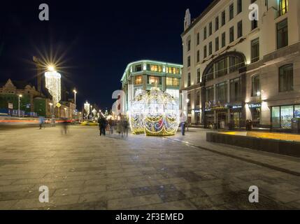 Weihnachten (Neujahr) Dekoration Lubyanskaya (Lubyanka) Platz am Abend, Moskau, Russland Stockfoto