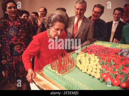 Retrospektive über das Leben der ehemaligen First Lady, Lady Bird Johnson während ihrer Jahre in Texas nach dem Tod des ehemaligen Präsidenten Lyndon Baines Johnson am 22. Januar 1973. Dieses Foto zeigt Lady Bird, die am 5. Dezember 1992 in der LBJ Bibliothek ihren 80th. Geburtstag feiert. Sie wurde am 22. Dezember 1912 geboren. Stockfoto