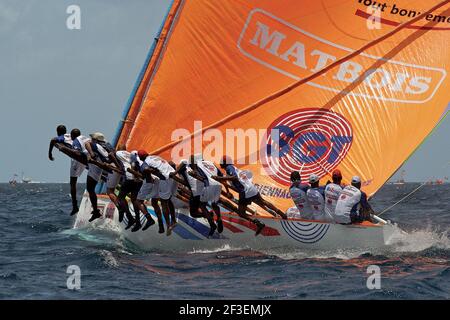 SEGELN - TRADITIONELLES BOOT - TOUR DES YOLES 2009 - MARTINIQUE (FRA) - 27/07/09PHOTO : FREDERIC AUGENDRE / DPPI IN DER NÄHE DES WINDES AN DER KARIBIKKÜSTE VON MARTINIQUE - MATBOIS CREW BALANCIERT DAS BOOT Stockfoto