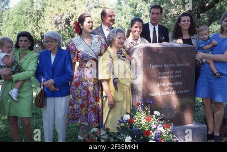 Retrospektive über das Leben der ehemaligen First Lady, Lady Bird Johnson während ihrer Jahre in Texas nach dem Tod des ehemaligen Präsidenten Lyndon Baines Johnson am 22. Januar 1973. Dieses Foto zeigt die Großfamilie Johnson, die sich um das Grab von LBJ versammelt hatte, an dem LBJ 89th 1997 Geburtstag hatte. ©Bob Daemmrich Stockfoto